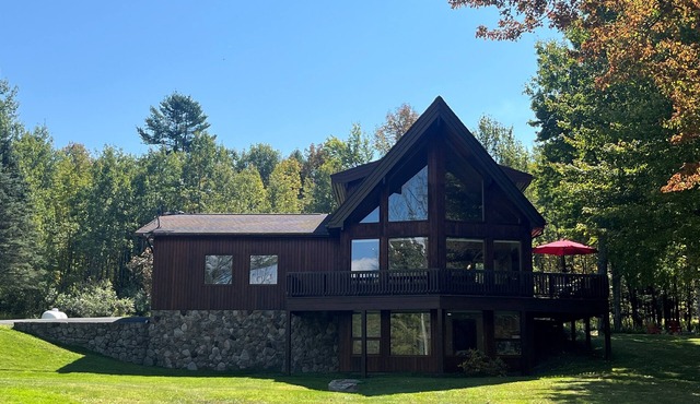 Hidden Creek Lodge - Quiet cabin tucked in the woods, contemporary decor