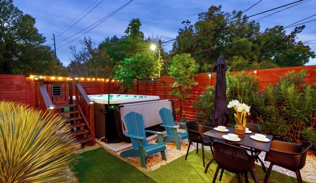Hidden Downtown Gem- SwimSpa&FreeParking& Rooftop DT View; Walk2 Moody&UT&6th St