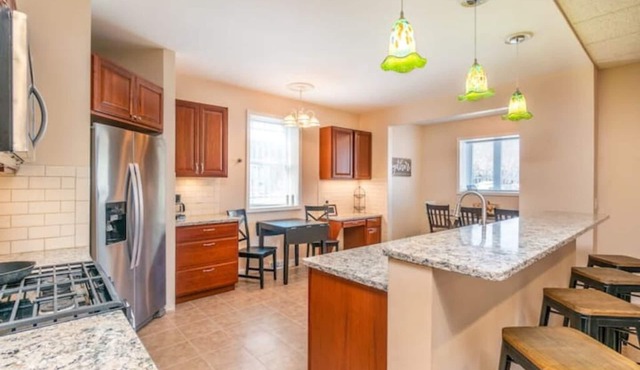 Hidden Emerald open floor plan/Remodeled Apartment