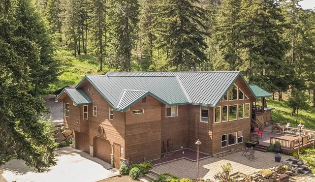 Hidden Escape! A Cabin Retreat with Saltwater Hot Tub Surrounded by Nature!