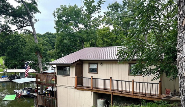 Hidden, family-sized lakefront gem in a quiet cove.
