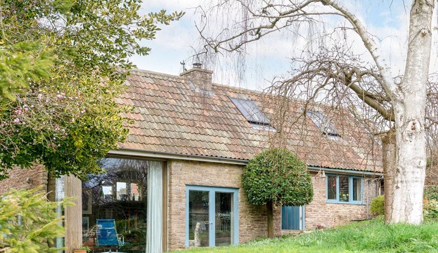 Hidden Garden House-Village location-Somerset Bath