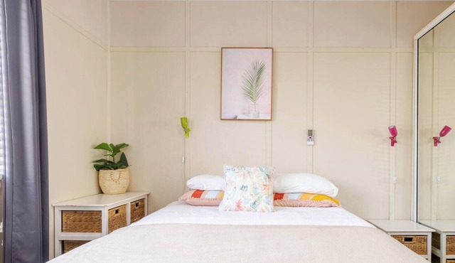 Hidden Gem 1 Brm House - by shops WiFi+Parking+A/C