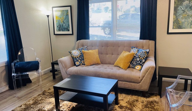 Hidden Gem-10 minutes to DT Chatt! Perfect for teleworkers, small families, etc.