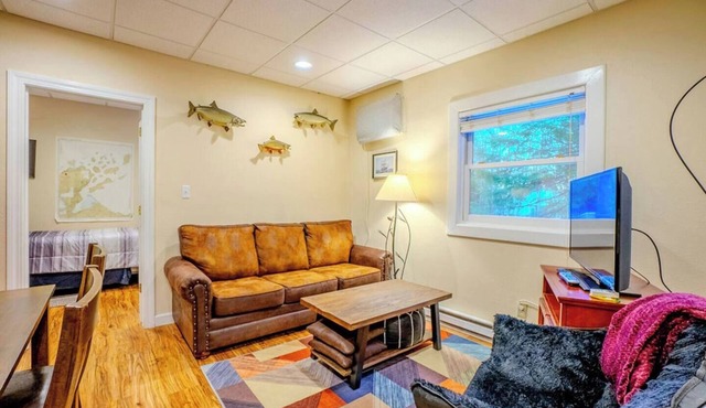 Hidden Gem, 3 Bed Cozy Condo - Dogs Welcomed - 1 block from marina