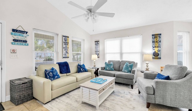 Hidden gem! 3 blks to beach! Front & back porch! 1 king/2 twins/sofa sleeper!