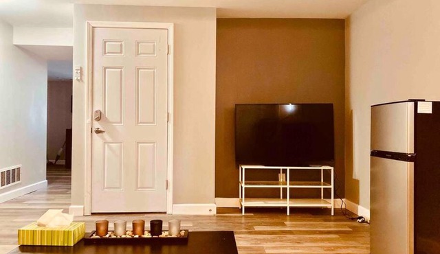 HIDDEN GEM!! 7 MINS TO AIRPORT W/ PRIVATE ENTRANCE