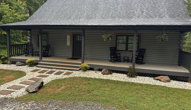 Hidden Gem! A 4-bedroom cabin with AC in charming Moneta