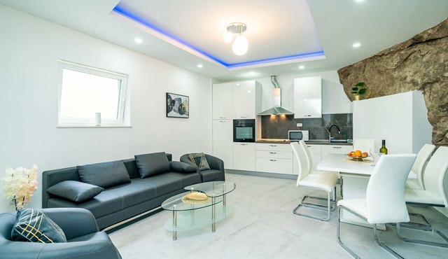 Hidden Gem Apartment - Two Bedroom Apartment with Terrace and Sea View
