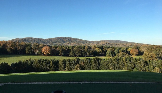 HIDDEN GEM BARN STUDIO WITH A VIEW near Monticello, wineries, with pool