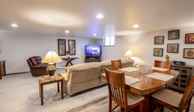 Hidden Gem! Beautiful Lower Level Townhome-1 mile from Lambeau