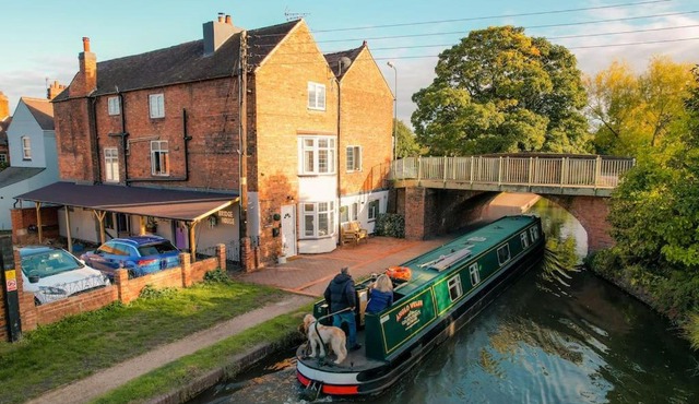 Hidden Gem Canal Facing Retreat with lovely walks
