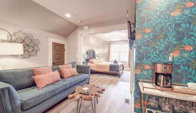 Hidden Gem Carriage House—Stylish & Walkable CLT Stay!