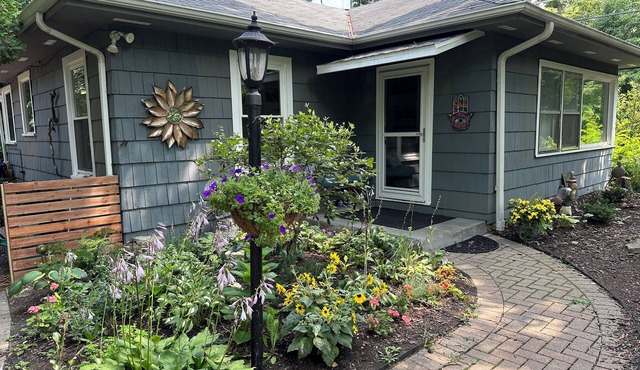 Hidden Gem Cottage alongside Park, by Beach, Train, Ravinia, Botanic Garden