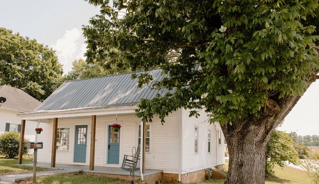 Hidden Gem Cottage in the middle of quaint, small town TN!
