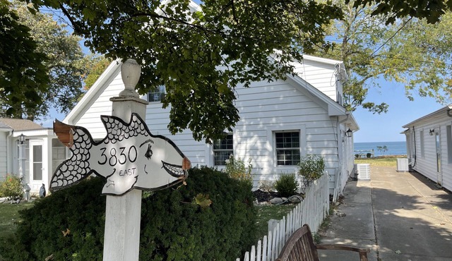 HIDDEN GEM - COZY 1 BEDROOM LAKEFRONT HOME/COTTAGE