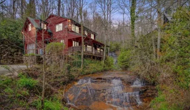 Hidden Gem Falls, The Rainforest Waterfall Retreat with creekside fire pit!🔥