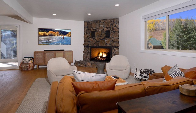 Hidden Gem, Hot tub, Garage, Amazing Views!