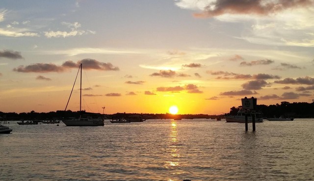 Hidden Gem in Crystal RivernSUPER CLEAN AND DIRECTLY ON WATER