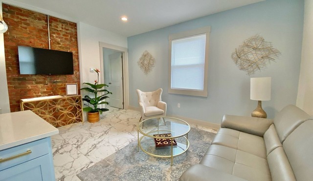 Hidden Gem in plain sight! Adorable 3 Bdrm Duplex near Hospitals & Universities.