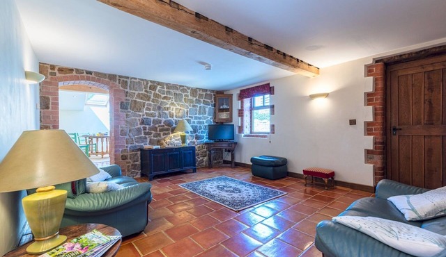 Hidden Gem in Stunning Location - Pass the Keys