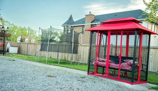 HIDDEN GEM in THOROLD 20 min away from the falls /INDOOR HOT-TUB/SAUNA