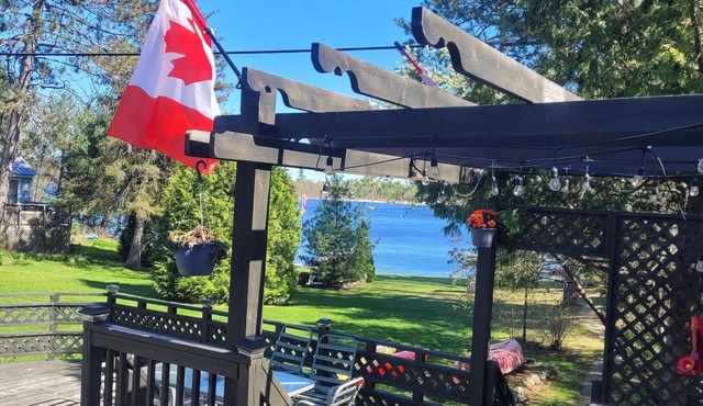 Hidden Gem Lakehouse. W/Hot tub. Pet Friendly. Sleeps 7. Lake front.