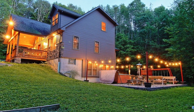 Hidden Gem💎Large Ellicottville Chalet🍁Woods⛷ Hot Tub 🕹️ Arcade Fun 🔥Fire Pit