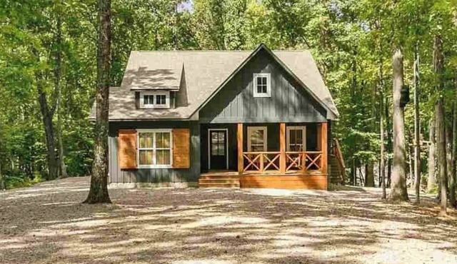 Hidden gem near Pickwick Lake. Fire pit, forest, and modern comfort.