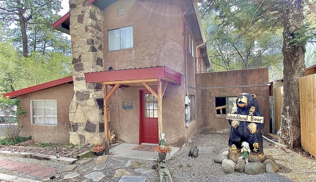 Hidden gem next to midtown! Book with us now! Hot tub, grill, private back yard.