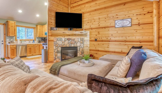 Hidden Gem of Mt Hood forest w/Private Hot Tub, Riverside Retreat.