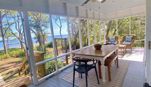 Hidden Gem of St. Teresa Beach, Fl - 2/2 + bonus room