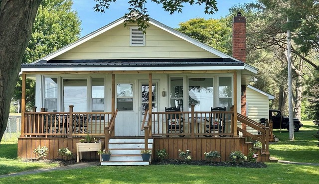 Hidden gem on Chautauqua’slake with SUPs, kayaks and pool!