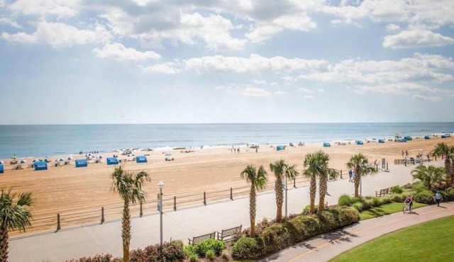 "Hidden Gem overlooking "Coffee Shop" 20 mins from Beach-Pet Friendly