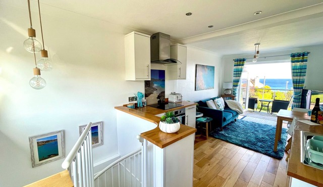 Hidden gem, panoramic coastal views, beach & cafes. Winter let 24/25 available