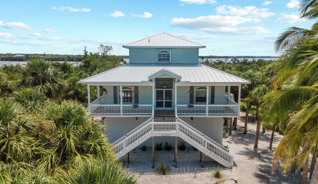 Hidden Gem, peaceful and private tropical vacation home with a water overlook