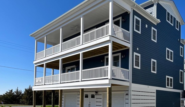 Hidden Gem, Relax,Water Views, Bay Breezes Elevator & Decks &Hot Tub&Turf Fields