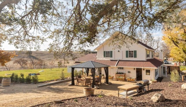 Hidden Gem! Rural Location, mins from Paso center. English style farm cottage.