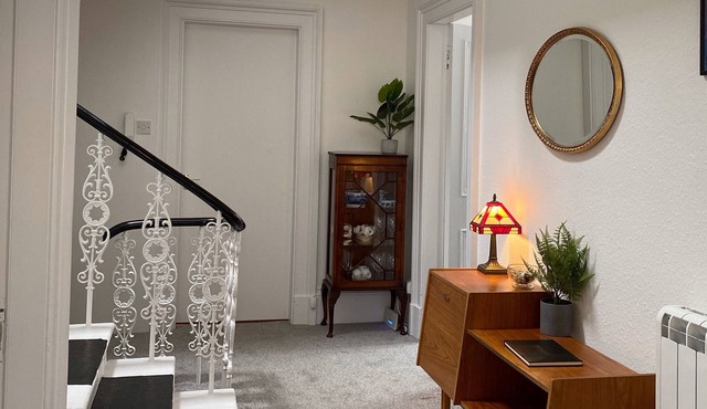 Hidden Gem: Spacious, airy attic flat- Sleeps 7- in Heart of Stornoway