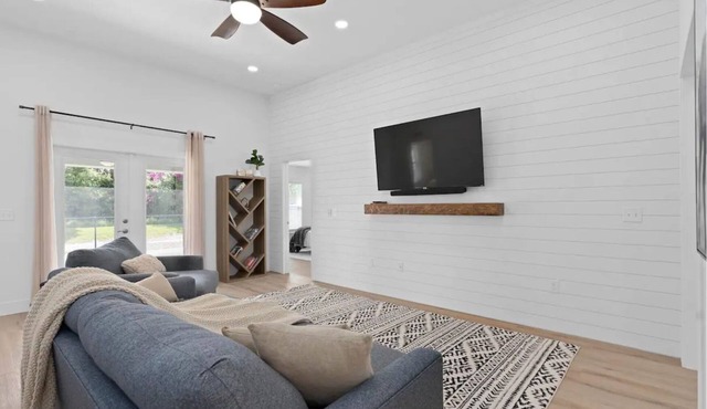 - HIDDEN GEM - Spacious, minimal and clean! Legoland + Disney