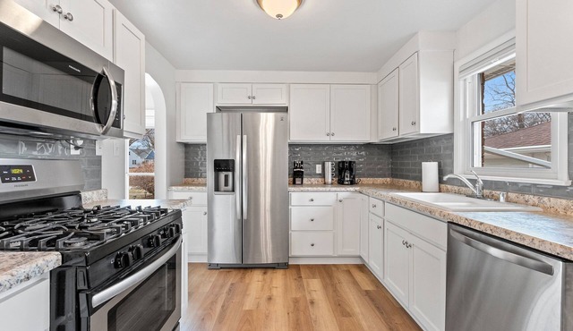 Hidden Gem, Stay Awhile - Charming 2-bedroom house in central Green Bay