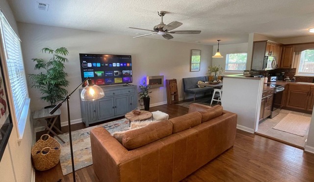 Hidden Gem! The Hogspitality House- Perfect Cottage- 5 min to Univ of Arkansas!