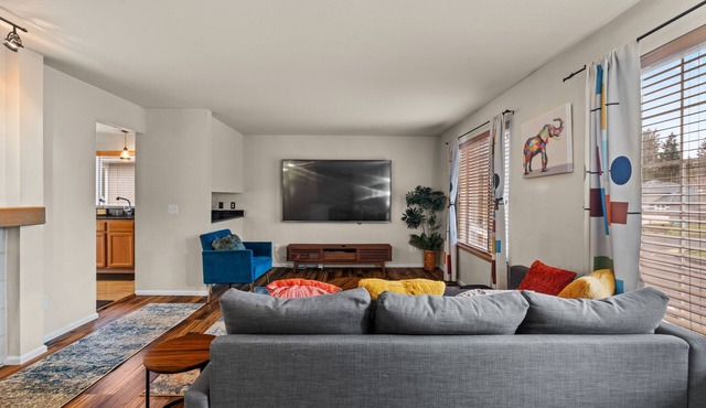 Hidden Gem Top-Floor Unit near Lake Meridian