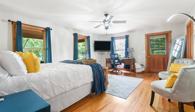 Hidden Gem: Upscale Area, EV Charger, Firepit, Near HWY65 and I44