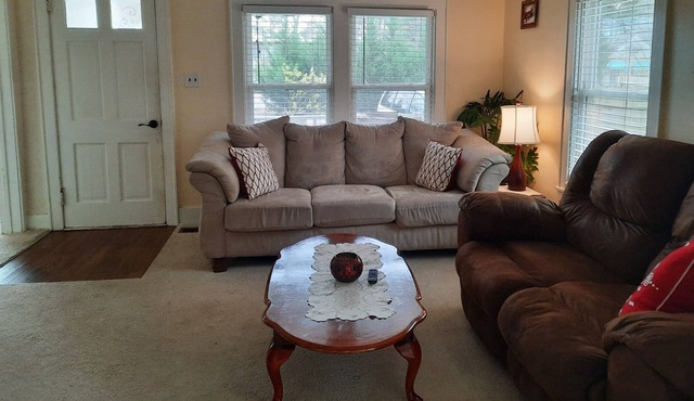 Hidden gem -west Raleigh-king bed-screened porch - fenced backyard