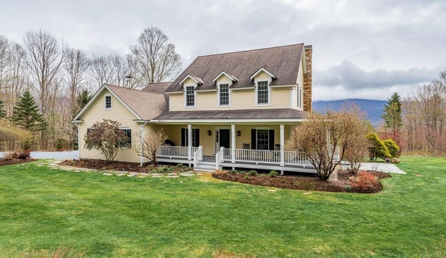 Hidden Gem with Sprawling Views in Manchester VT - Spacious 5 Bedroom House!