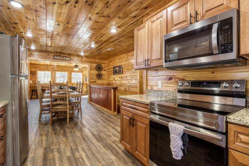 Hidden Haven, Hot Tub, FREE Attraction tickets for each paid day, Hot Tub, Game Room, WIFI!