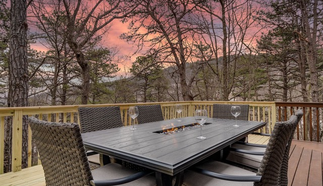 Hidden Haven - Kids friendly home, Great Location, Extended Deck, Outdoor Dining