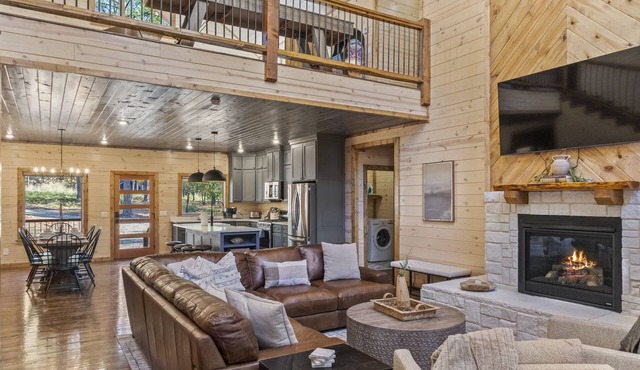 Hidden Haven Lodge - Huge outdoor area, Hot tub, FREE firewood, Games!