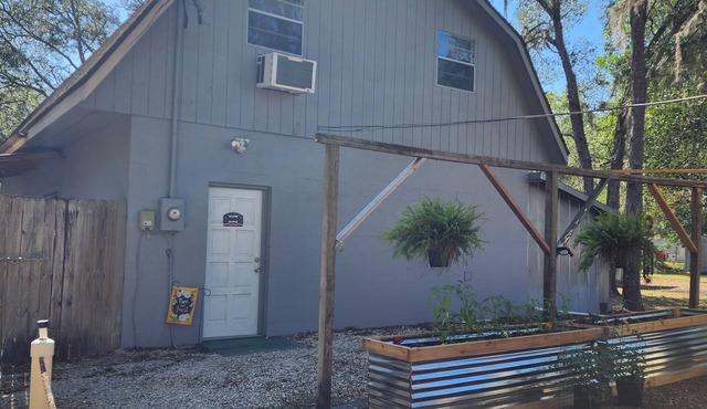 Hidden hideaway minutes to boat ramps, restaurants and beach